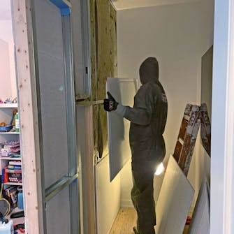 Byg selv walk-in closet: Isoleringen skæres til Byg selv walk-in closet: Isoleringen skæres til